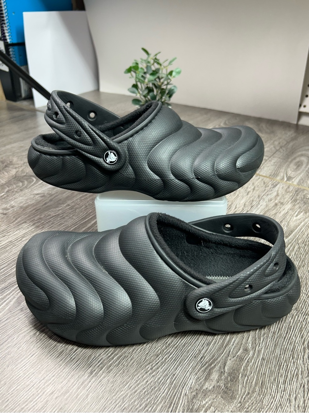 CROCS classic lined overpuff Quilted Wave Clog - Black